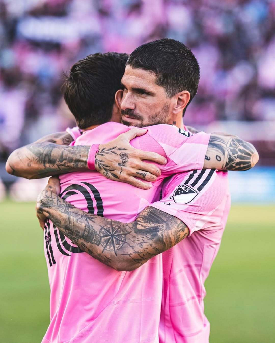 那不勒斯险胜莱比锡红牛，梅西惊艳四座