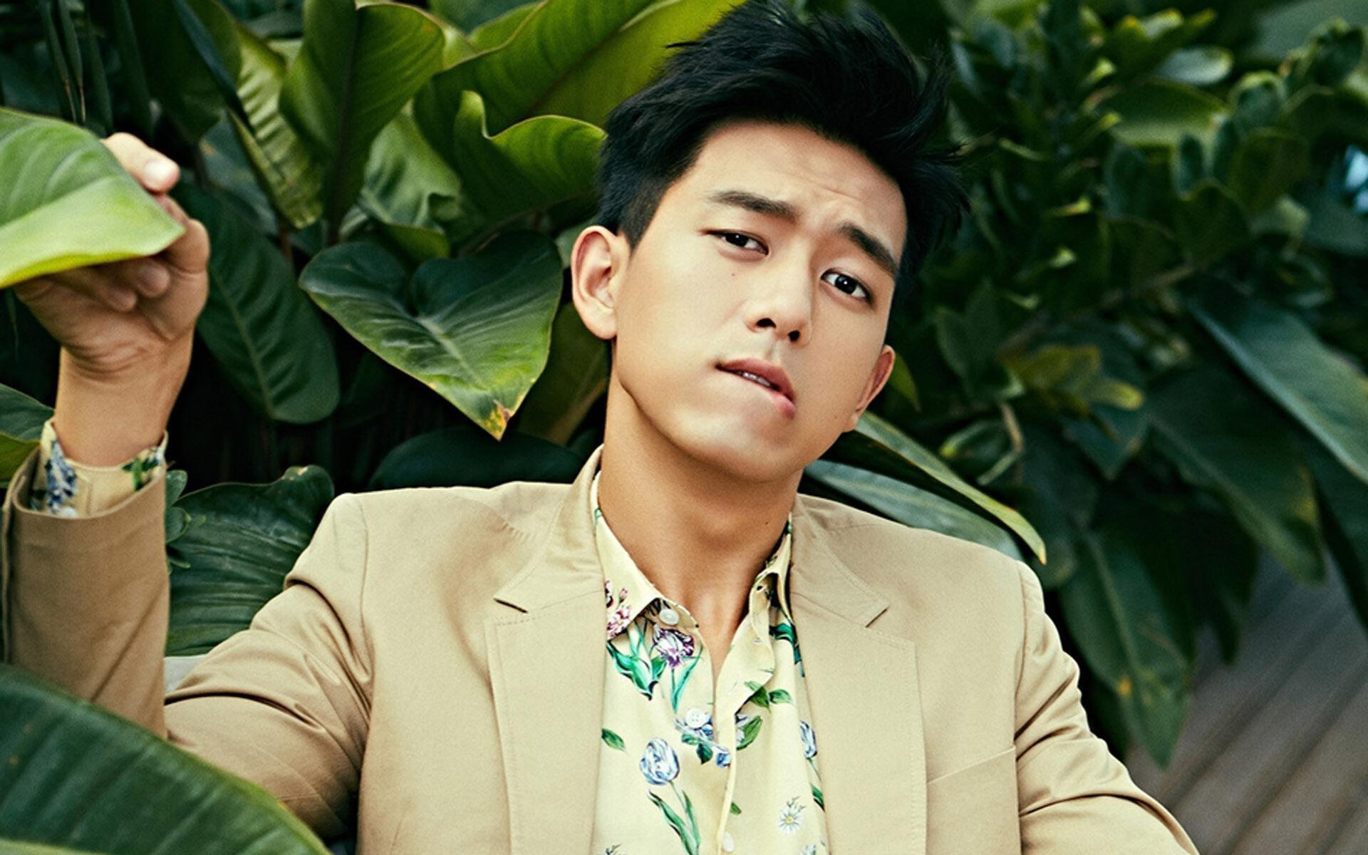 爱游戏APP-当足球锋霸驶入赛道，F1年度争冠之夜的跨界焦点