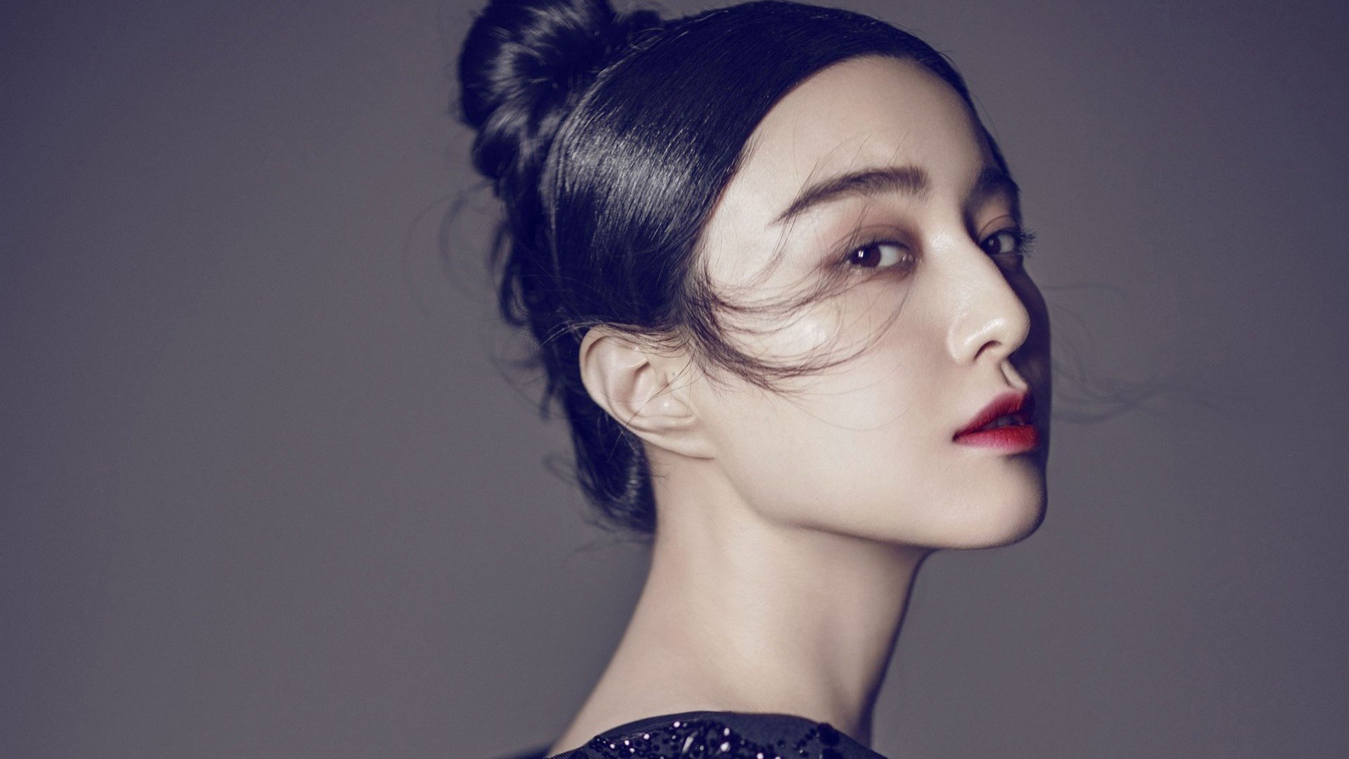 当红黑军团遭遇特兰加雄狮,一场虚构的巅峰对决,见证莱万硬仗本色